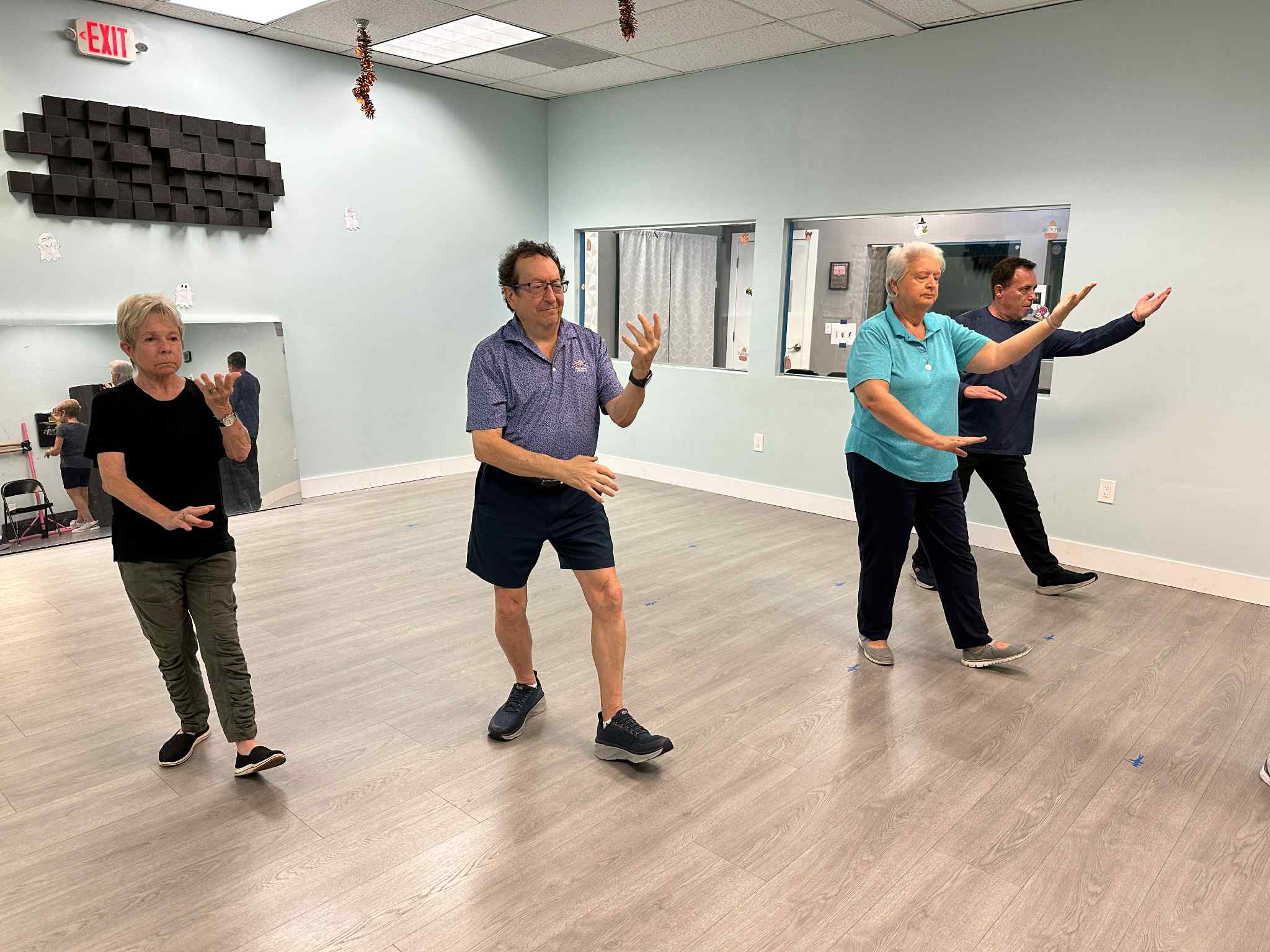 play the pipa/guitar